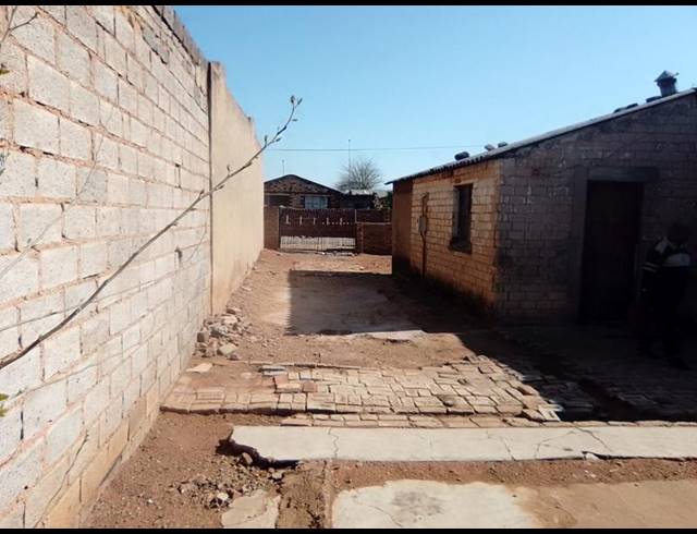 2 BEDROOM HOUSE FOR SALE IN MOFOLO CENTRAL